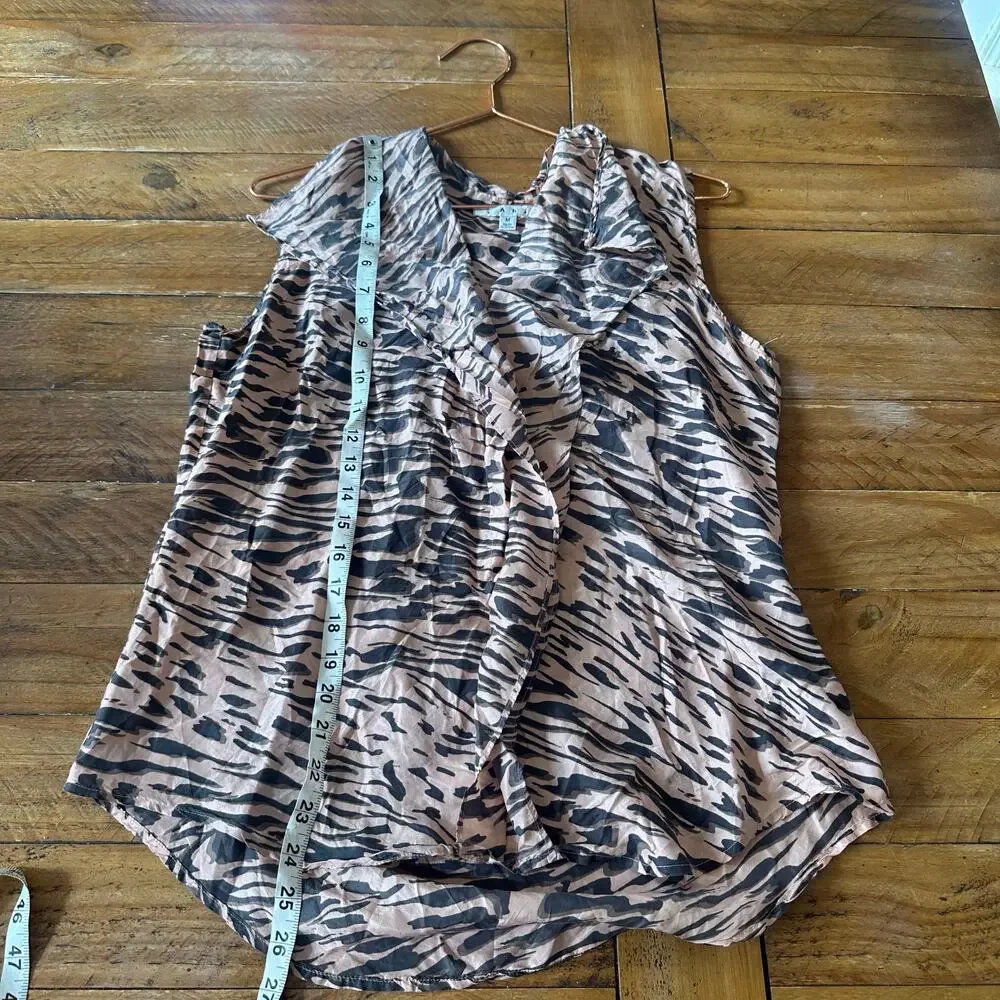 Cabi silk animal print ruffle front blouse size medium - Picture 6 of 6